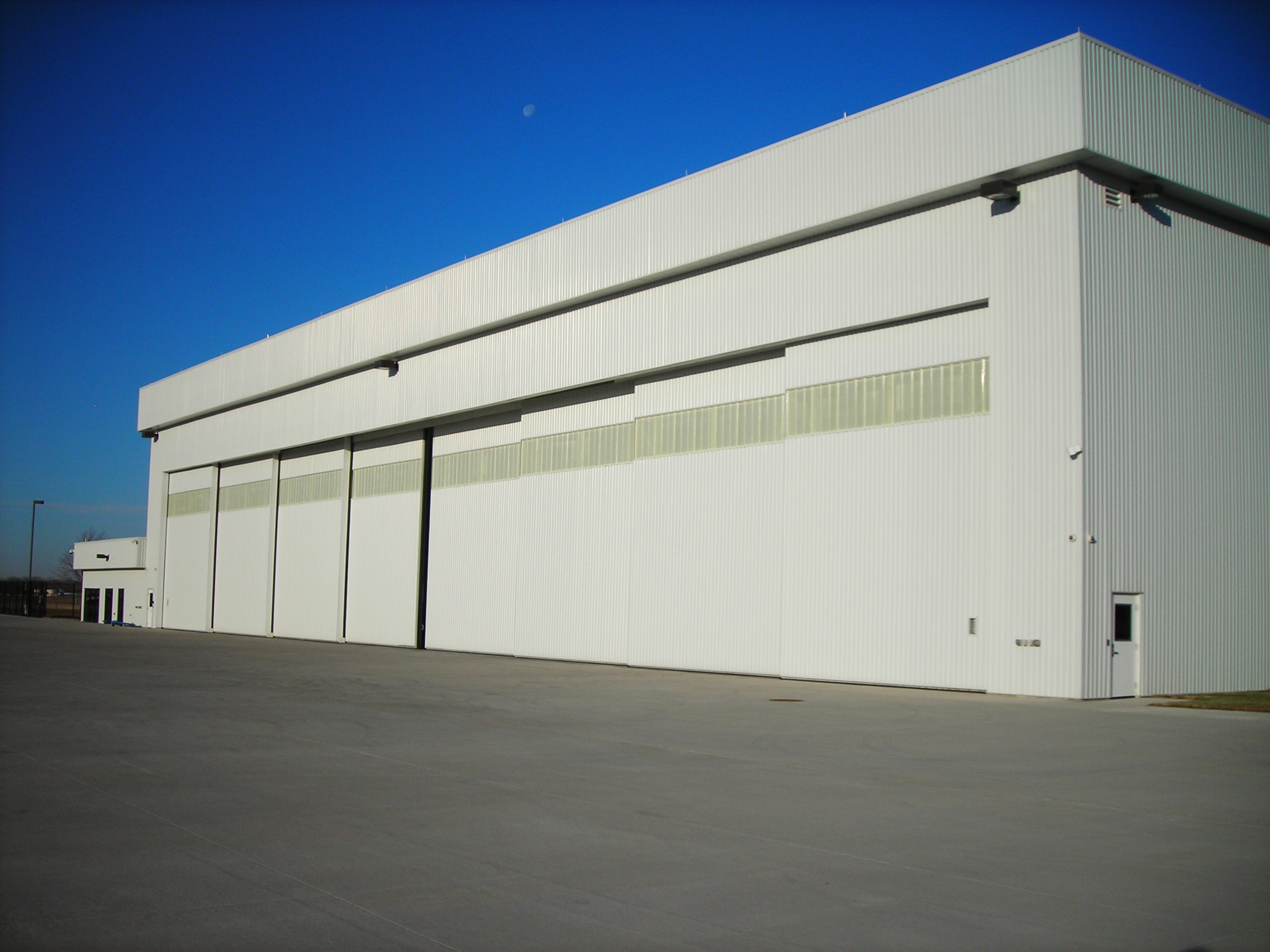 Bottomrollinghangardoors 10133535