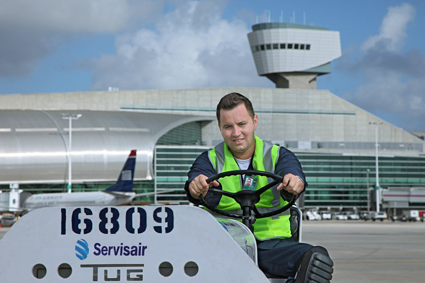 Servisair&acute;s global business currently provides ground services for around 106 million passengers and 645,000 tonnes of cargo a year on behalf of some 500 client companies in the aviation sector.
