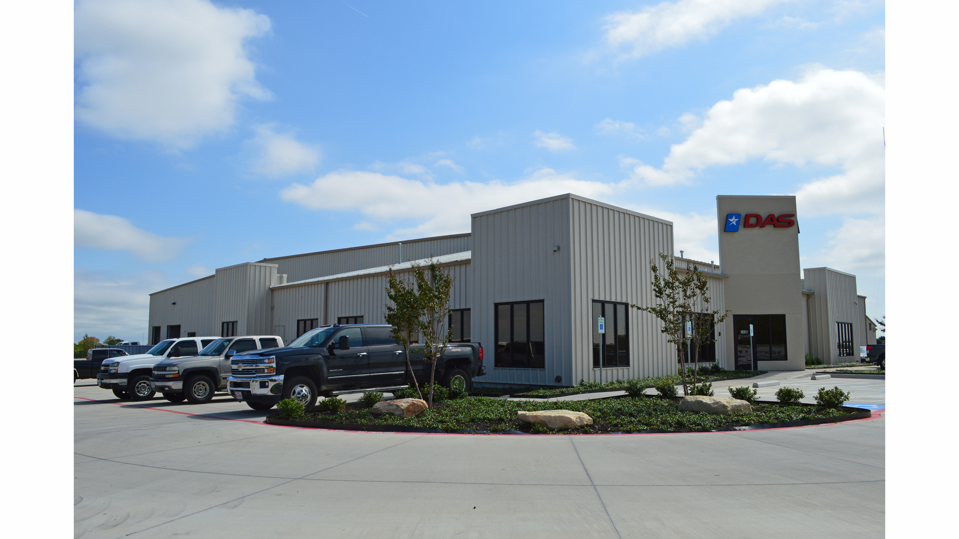 Featuring two autoclaves, two state of the art paint booths and new welding certification, DAS opened the doors to their new 50,400 sq. ft. facility during summer 2014.