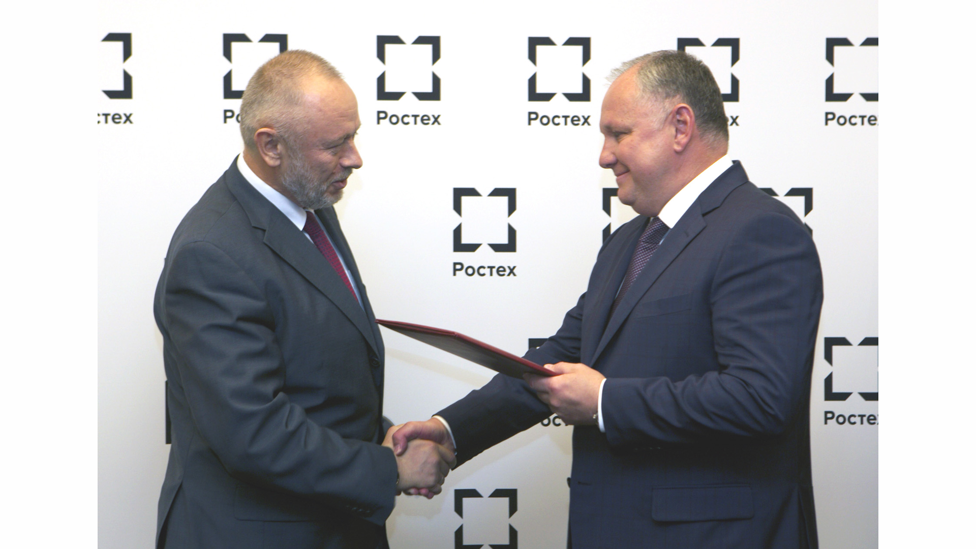 Russian Helicopters CEO Alexander Mikheev received the Export Licence from FSMTC Director Alexander Fomin at an official ceremony at Rostec's offices in Moscow.