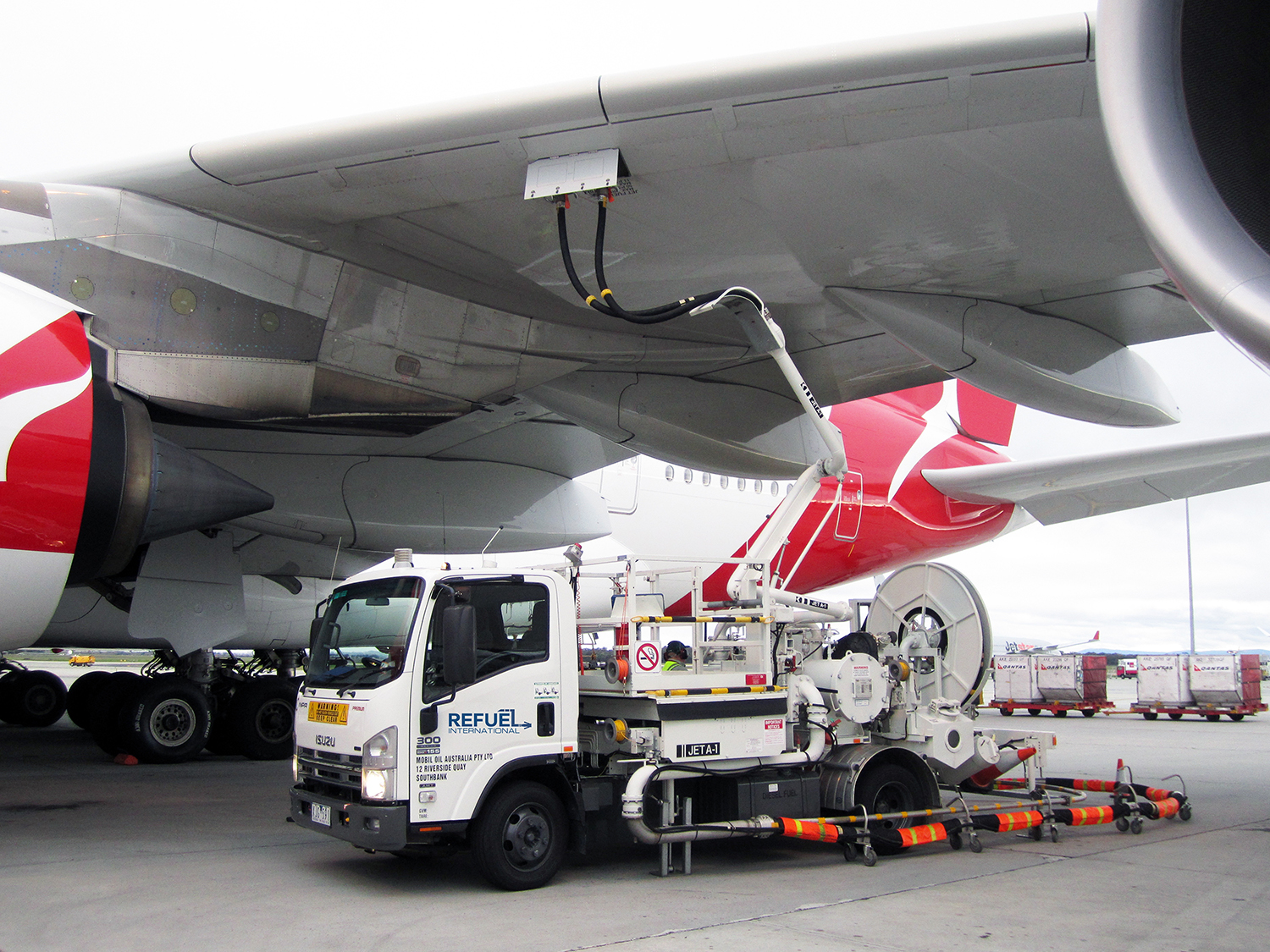 RI Hydrant Dispenser in action fuelling Qantas plane