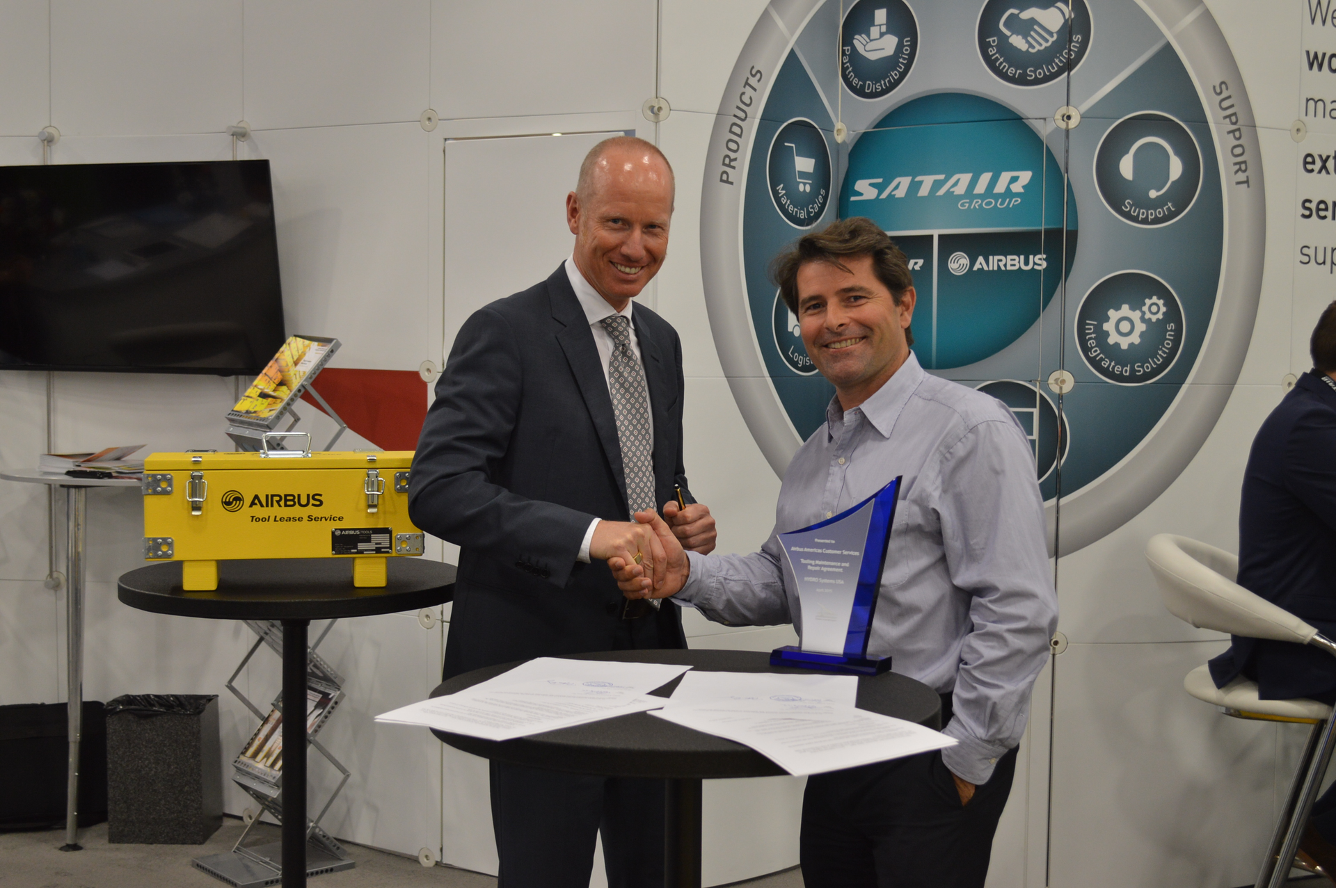 MRO Americas: Frederic Dezauizier, Head of Supply Chain of Satair Group, representing the Airbus brand (to the right) shook hands after the signing of the contract with Hydro's Peter Prinz, Managing Director of Hydro (to the left).