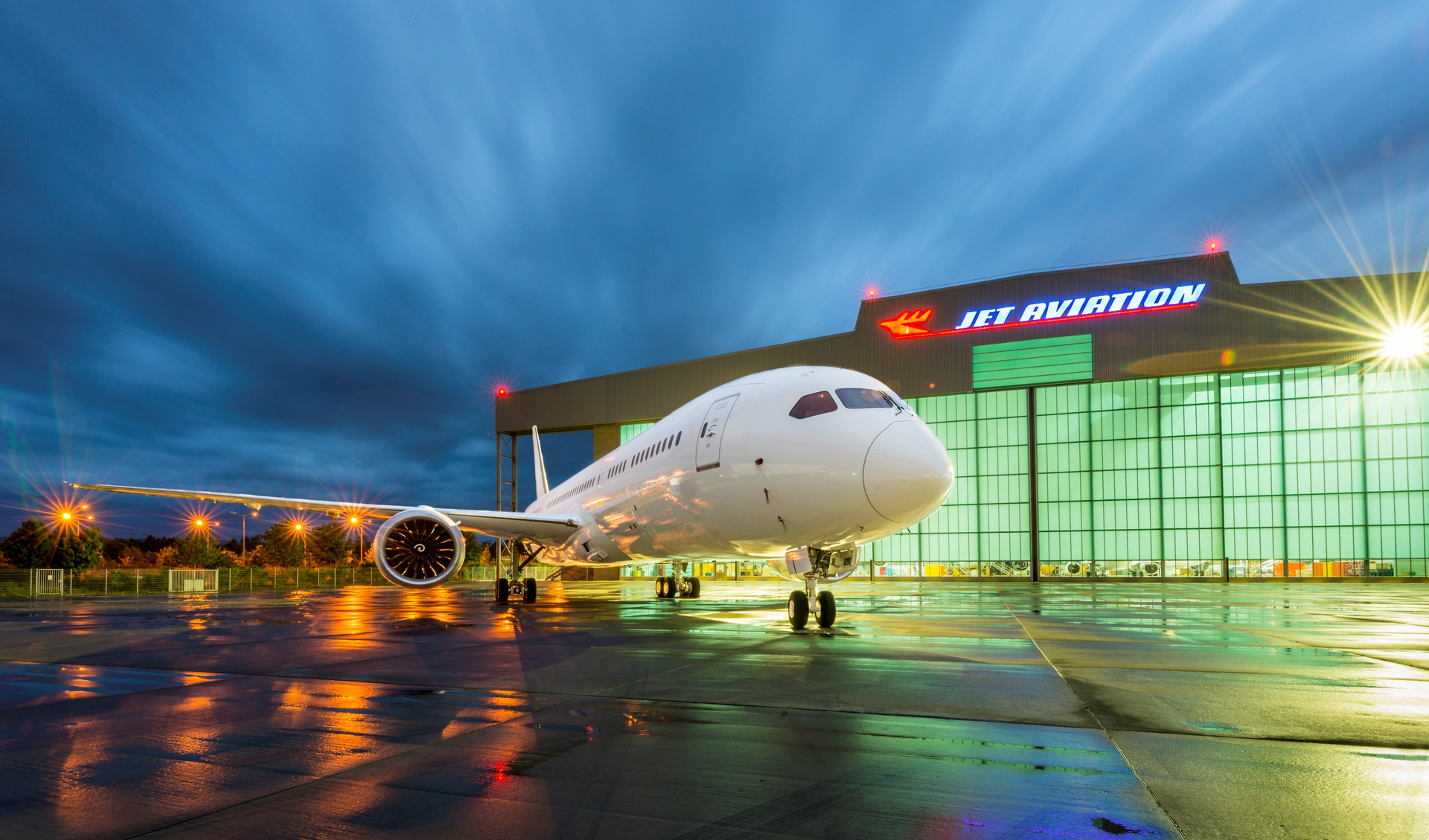 Jet Aviation Basel Dreamliner 1 2 555c93f60eb79