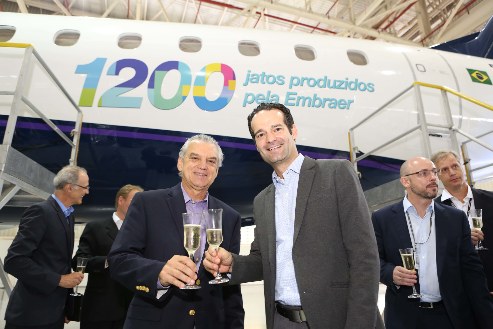 (L-R) Paulo Cesar Silva, President & CEO, Embraer Commercial Aviation and Antonoaldo Neves, President of Azul celebrating the 1,200th E-Jet delivery.