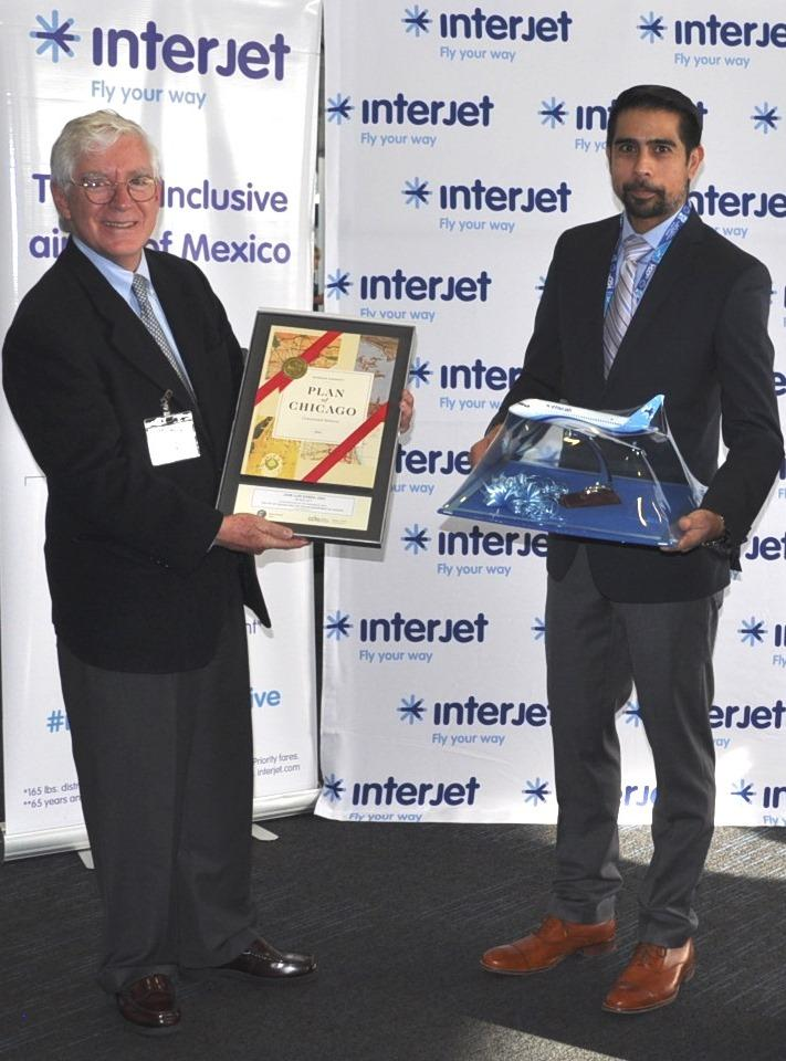 Interjet CEO Juan Luis Garza and CDA Deputy Commissioner Alex Leon exchange gifts at the airline's launch at O'Hare.