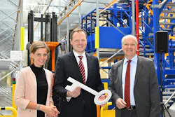 Thomas Weyer, Managing director of finance and infrastructure of Flughafen München GmbH (right) handed over the key to Martin Kinzelt, head of the LTLS site in Munich. The gentlemen are attended by Anna Henrichmann, LTLS project engineer. Thomas Weyer, Managing director of finance and infrastructure of Flughafen München GmbH (right) handed over the key to Martin Kinzelt, head of the LTLS site in Munich. The gentlemen are attended by Anna Henrichmann, LTLS project engineer.