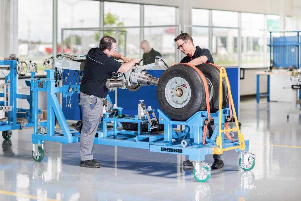 Preparation for transport of a C Series landing gear at Liebherr-Aerospace in Laval, Montreal (Canada) - &copy; Liebherr