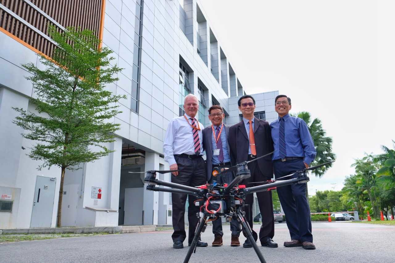 M1 Chief Operating Officer Patrick Scodeller, M1 Chief Technical Officer Denis Seek and NTU ATMRI Director Prof Duong and NTU Prof Low Kin Huat with the custom drone built by NTU which can be controlled through M1&rsquo;s 4.5G mobile network.