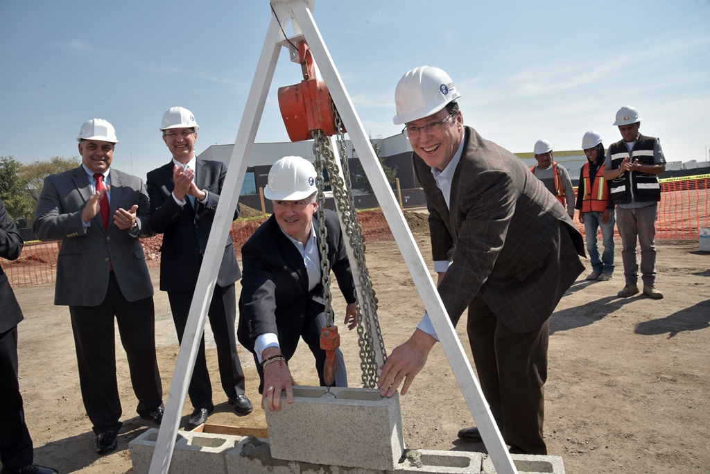 Universal Aviation hangar groundbreaking 5a328b3362c01