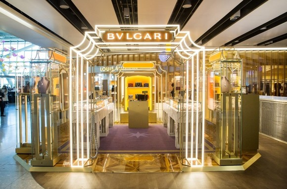 Sparkling with Italian creativity and the glamour of Rome, a Bulgari jewel is immediately recognisable for sensual volumes, vivid gemstones, audacious materials, extravagant colour juxtapositions and a strong architectural character originating from its Roman roots.
