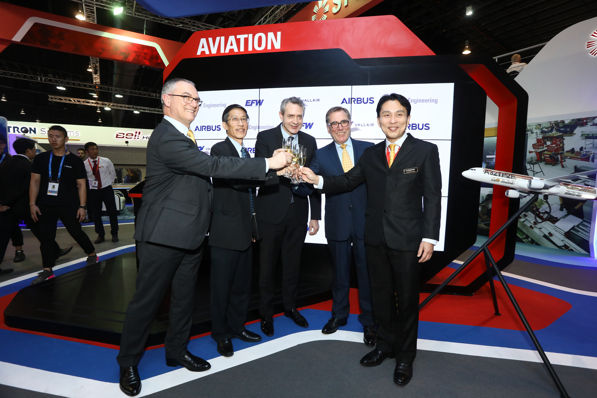 Left to Right: Bob Lange, Senior Vice President, Business Analysis Market Forecast, Airbus, Lim Serh Ghee, President, ST Aerospace, Gregoire Lebigot, President & CEO, Vallair, Dr Andreas Sperl, President, EFW, Vincent Chong, President & CEO, ST Engineering.