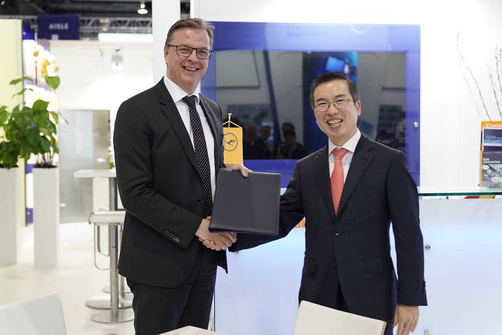 Dr. Johannes Bussmann, Chairman of Executive Board Lufthansa Technik AG, and Mr. Noh Sang Woo, Senior Vice President Procurement Asiana Airlines