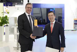 Dr. Johannes Bussmann, Chairman of Executive Board Lufthansa Technik AG, and Mr. Noh Sang Woo, Senior Vice President Procurement Asiana Airlines Dr. Johannes Bussmann, Chairman of Executive Board Lufthansa Technik AG, and Mr. Noh Sang Woo, Senior Vice President Procurement Asiana Airlines