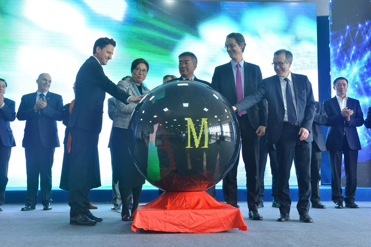 From left: Alan Jones, general manager, Material Solutions, GE Aviation; Chai Weixi, senior vice president, Air China & chairman of the Board, SSAMC; Madam Yu Bin, deputy director of Sichuan Provincial Department Of Commerce: Olivier Andri&egrave;s, CEO, Safran Aircraft engine; and Francois Planaud, vice president, Material Services, Safran Aircraft Engines.