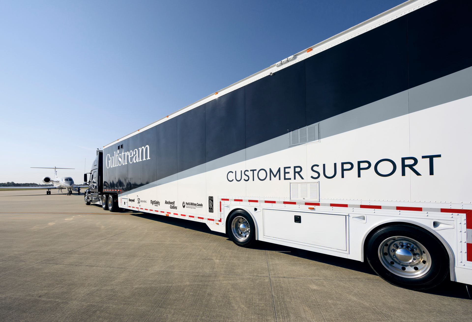 Gulfstream Customer Support includes this specially equipped 74-foot/22.6-meter tractor-trailer.