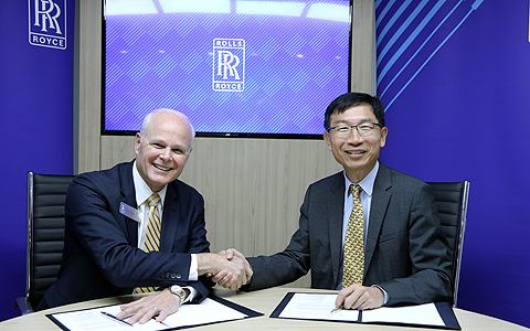Tom Bell, Rolls-Royce President, Defence (left) and Mr Tan Peng Yam, Chief Executive, DSTA, signed an agreement for both organisations to partner on digital service solutions on 18 July 2018 at the Farnborough Airshow, UK