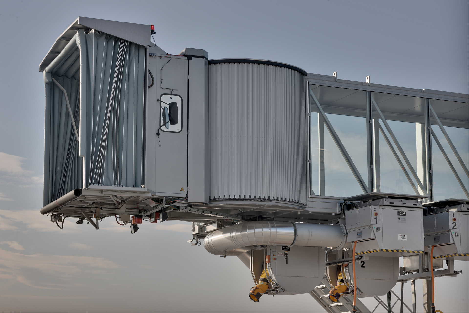 tkE passenger boarding bridge2 5bb3759923108