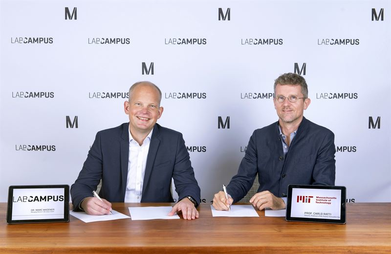 Marc Wagener (left), Managing Director of LabCampus GmbH and Professor Carlo Ratti, Director of MIT Senseable City Lab, signing a cooperation agreement on Nov. 1.