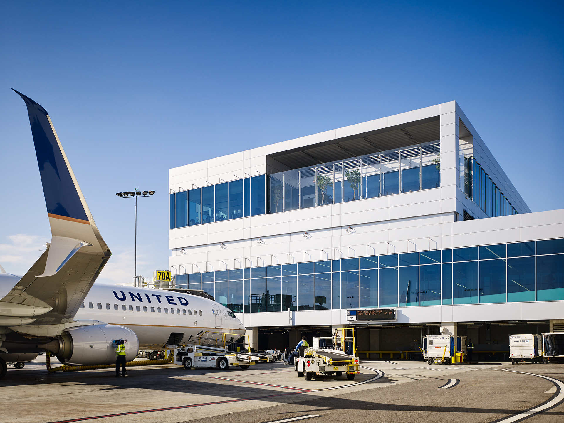 The redevelopment and expansion of terminals 7 and 8 at Los Angeles International Airport provided United Airlines the opportunity to design a brand-new experience for their passengers with an emphasis on customer service.