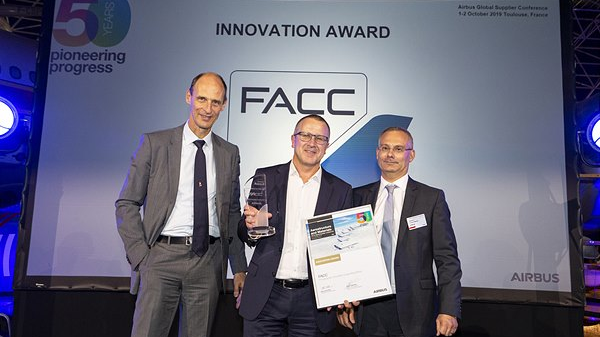 Klaus Richter, Chief Pocurement Officer (l.) and Frank Martin, SVP Aerostructure Procurement (r.) of Airbus presented the 'Airbus Innovation Award' to Robert Machtlinger, CEO of FACC (m.) during the Airbus Supplier Conference.