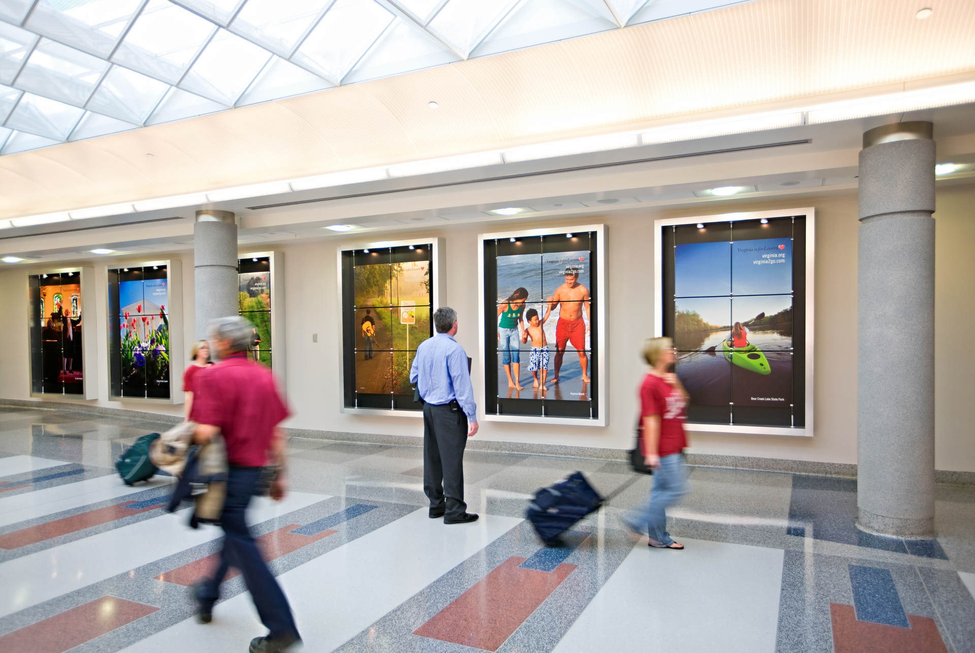 Displays in Airport Incorporate the Spirit of the City