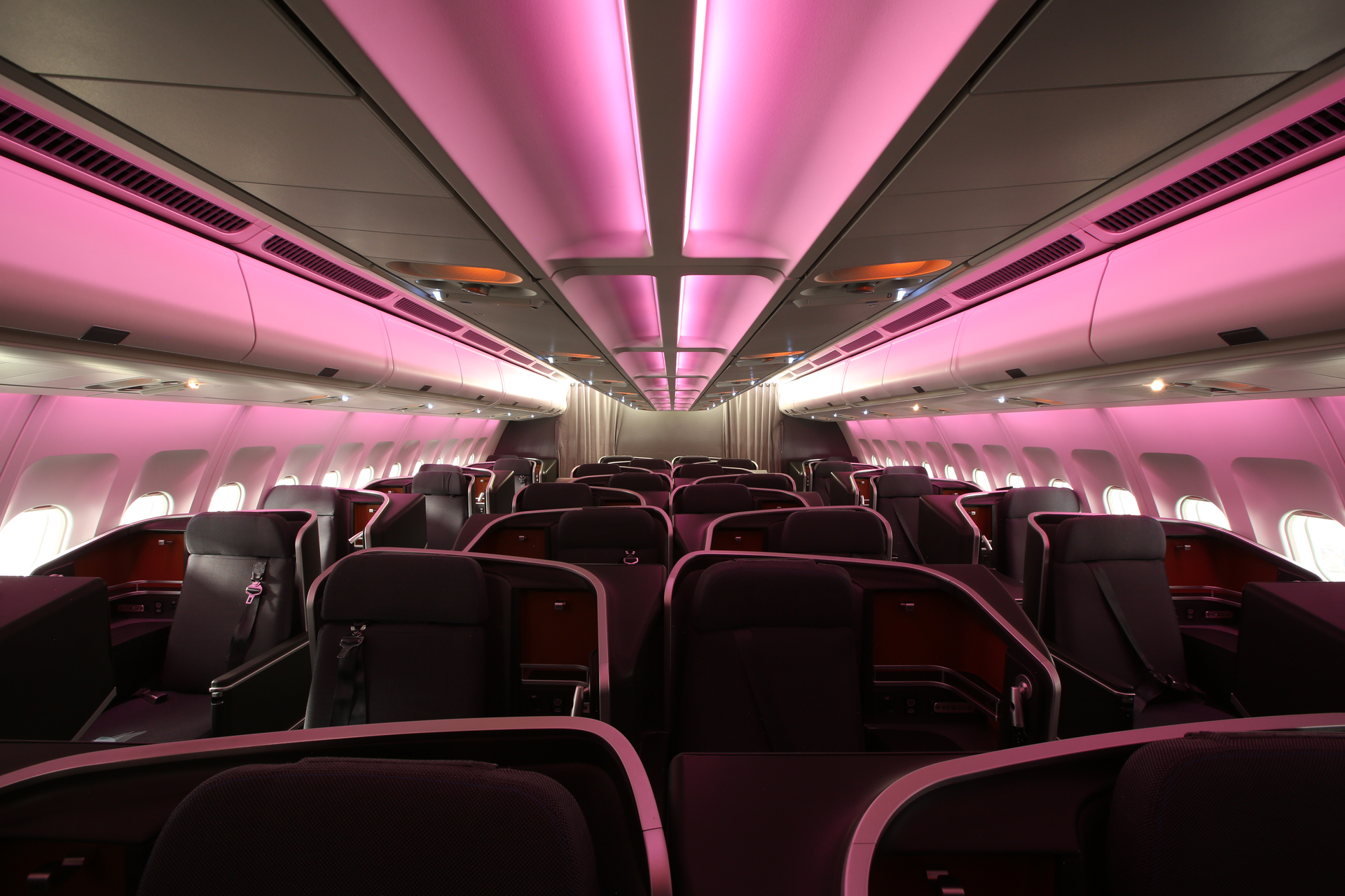 By providing the right type of light at the right time, it is even possible to adapt the biorhythms of air travel passengers to the destination time zone, and therefore reduce jet lag.