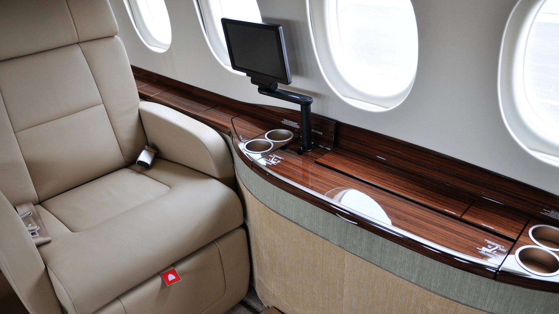 Falcon 2000 Lxs Demonstrates Full Range Of Services Provided By Flying Colours Corp 5efa63e1c330d