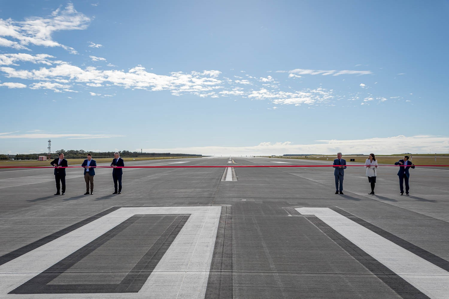 Following an official ribbon cutting on the runway, invited VIP guests gathered airside with 150 Brisbane Airport Corporation staff and 10 local plane spotters, who won a place at the event in a lucky draw, to watch the first aircraft movements and sky show.