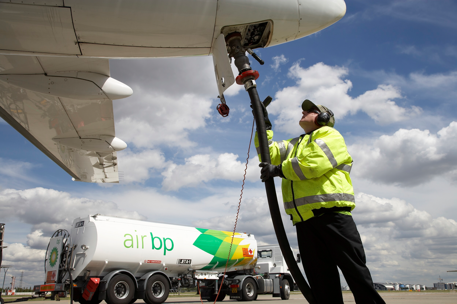 Air Bp Refuels An Operators Aircraft1 5f3d3b59157f9