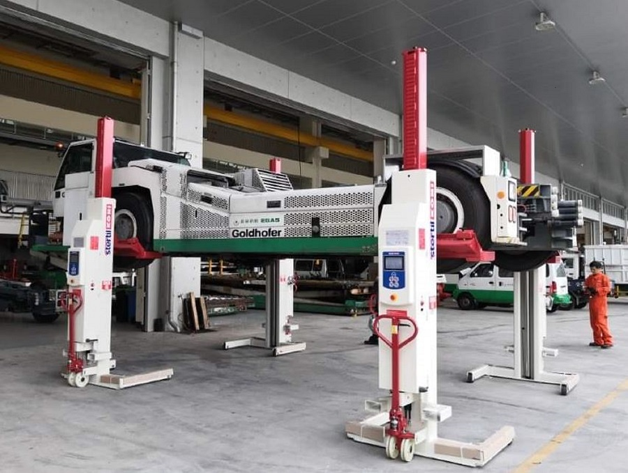 Airport Tug On Mobiles