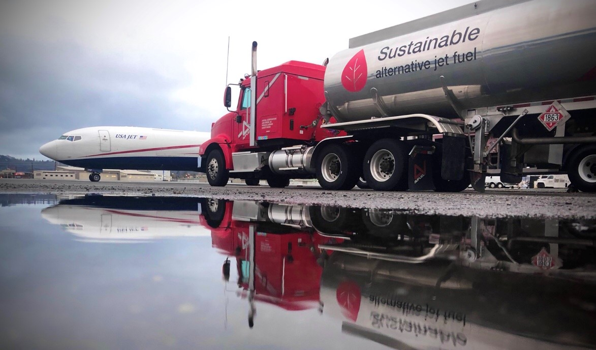 Photo 2 To Accompany Leading Edge Jet Center Accepts Load Of Avfuel Saf