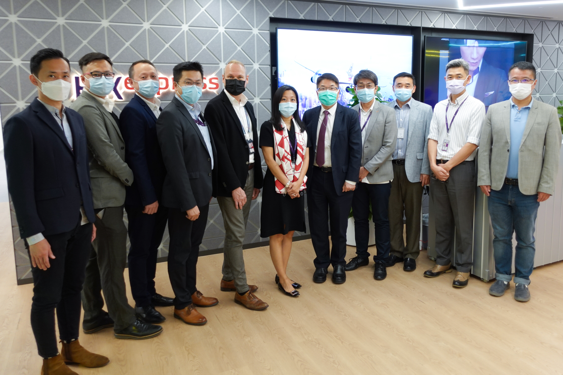 Representatives of both companies took a group photo after the contract signing ceremony.