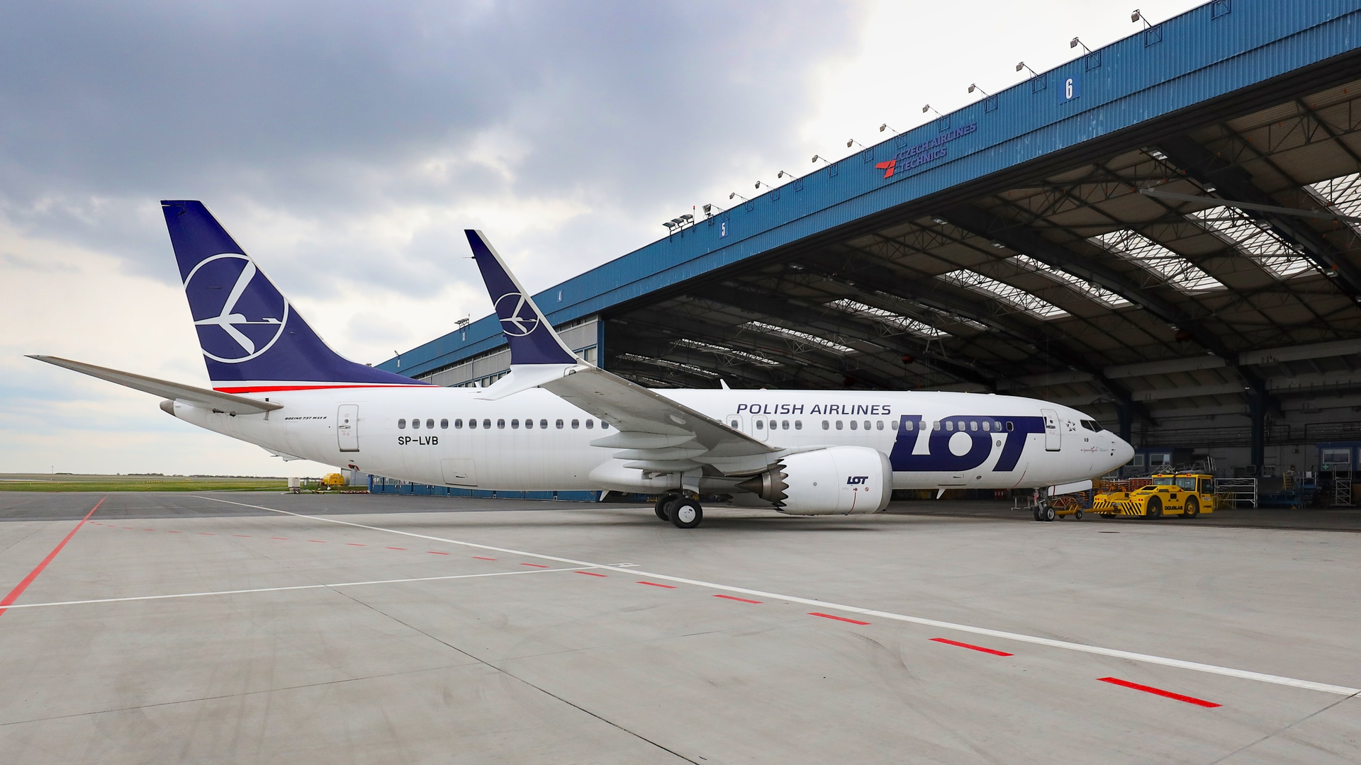 Csat Lot B737 Max Prague Airport 1