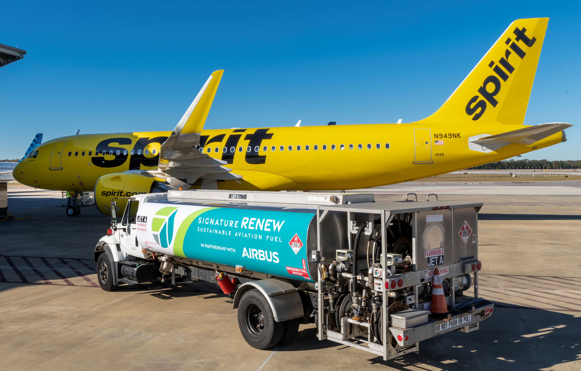 A recent fueling of an Airbus A320 with a sustainable aviation fuel (SAF) blend at Airbus&rsquo; Mobile, Alabama Final Assembly Line for delivery to Spirit Airlines. As part of Airbus&rsquo; ongoing commitment to sustainability in aviation, all aircraft delivered from its U.S. manufacturing facility will be fueled with a SAF blend on the delivery flight.