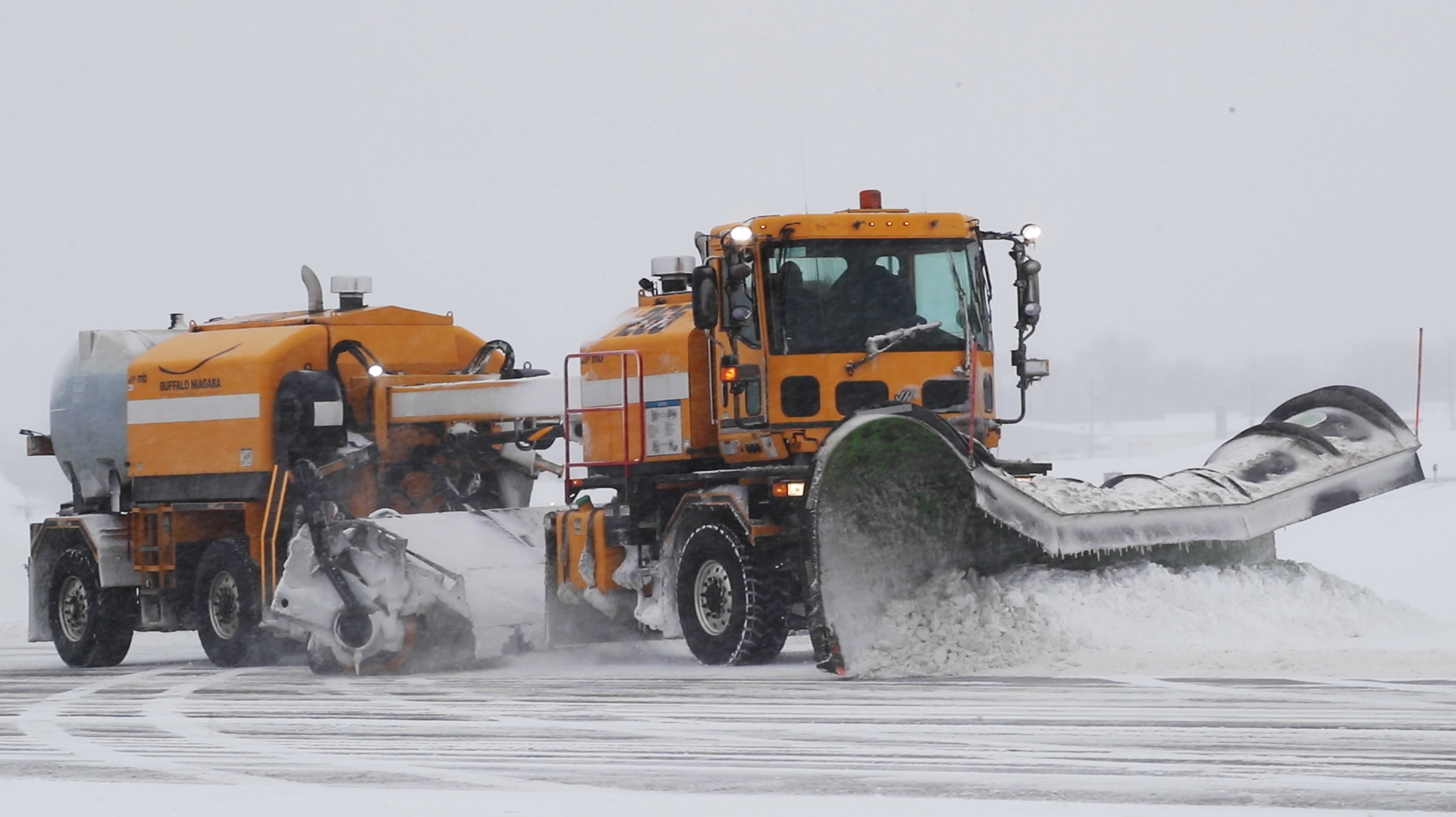 Mb5 On Runway At Buf 623e1f6c4cbbd