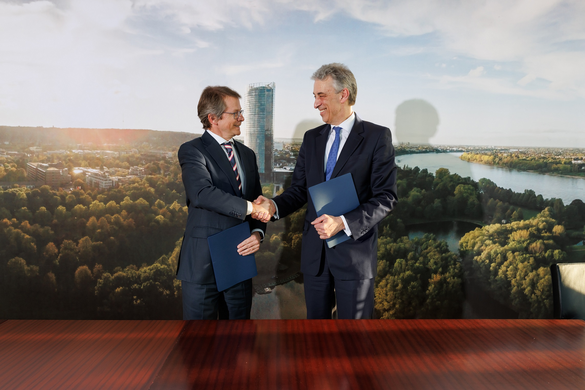 Martin Thomsen, Air BP SVP, (left) and Frank Appel, CEO Deutsche Post DHL Group.