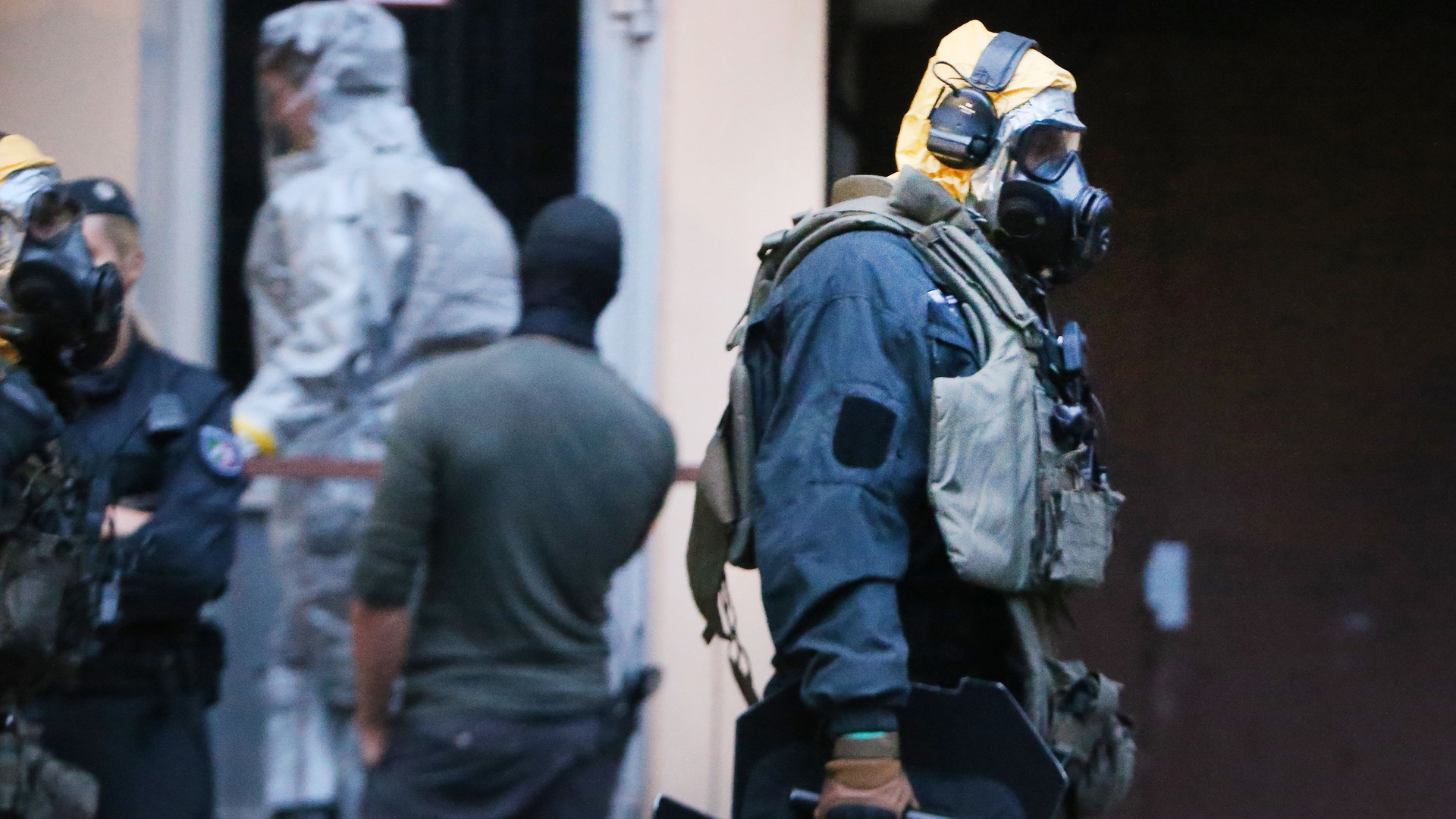 Picture taken on June 12, 2018, shows police officers of a special unit wearing protective clothes and respiratory masks during an operation in Cologne's Chorweiler district, western Germany, where police found toxic substances after storming a flat. - A Tunisian man arrested in Germany is suspected of trying to build a biological weapon using the deadly poison ricin, prosecutors said ...