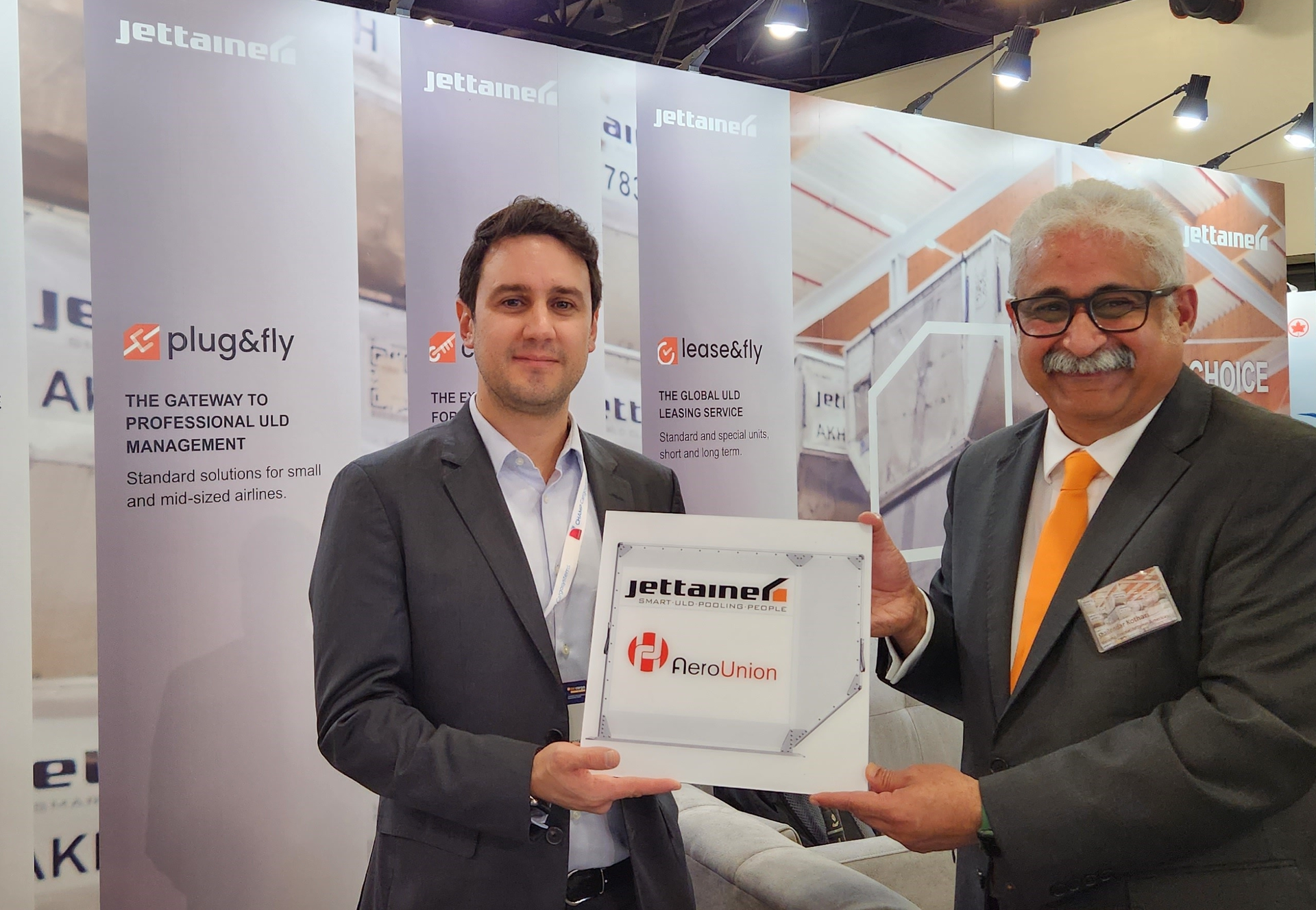 Alonso Haro, Chief Executive Officer at AeroUnion, and Shailendar Kothari, Managing Director at Jettainer Americas Inc, at the contract announcement in Miami.
