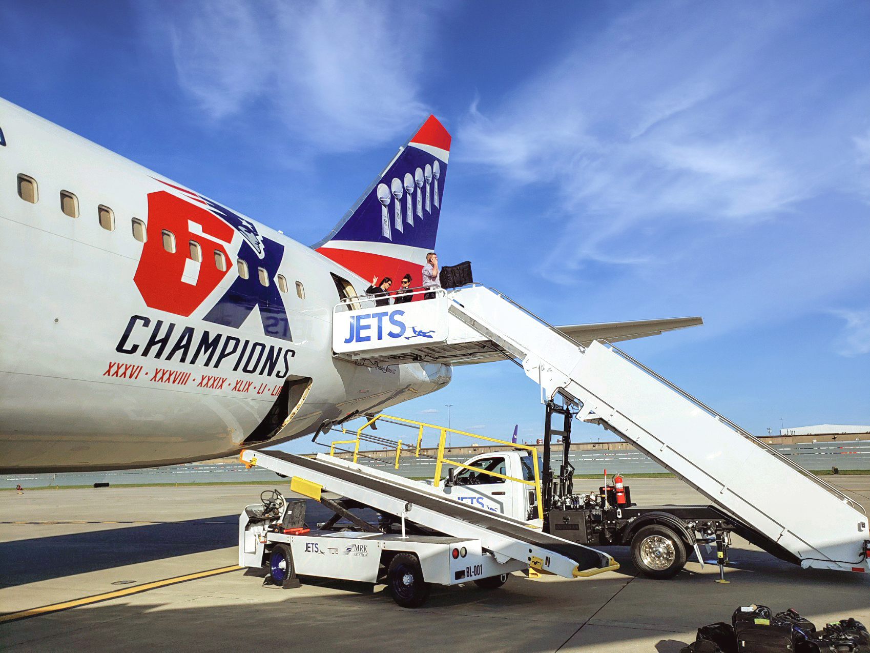 Construction of Stinar&rsquo;s SPS-3518 includes a steel frame with aluminum panels, diamond plate steps and platform, and stainless steel handrails.