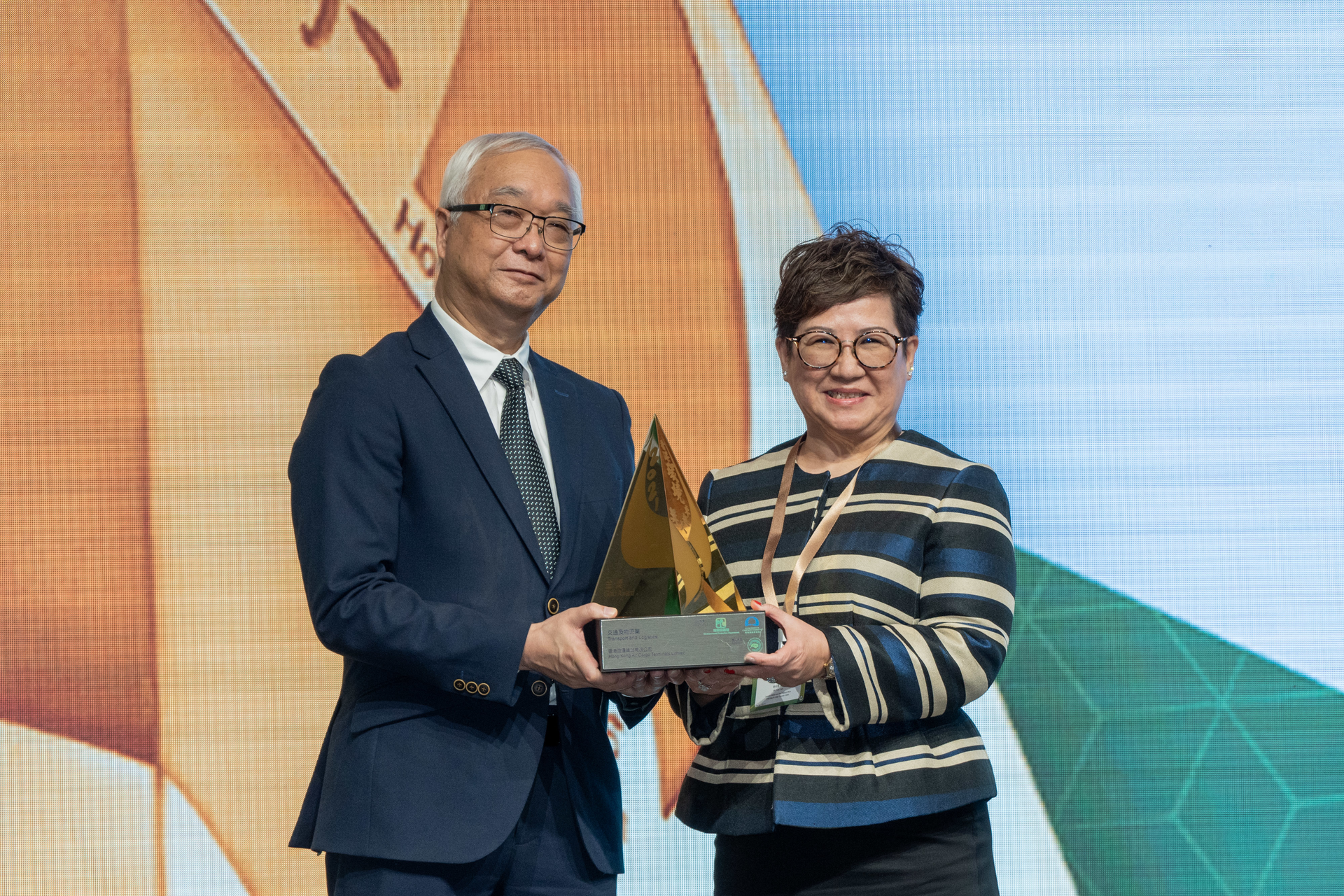 Hactl executive director and chief financial officer Amy Lam received the Transport and Logistics - Gold Award in the HKAEE from Tse Chin-wan, secretary for environment and ecology.