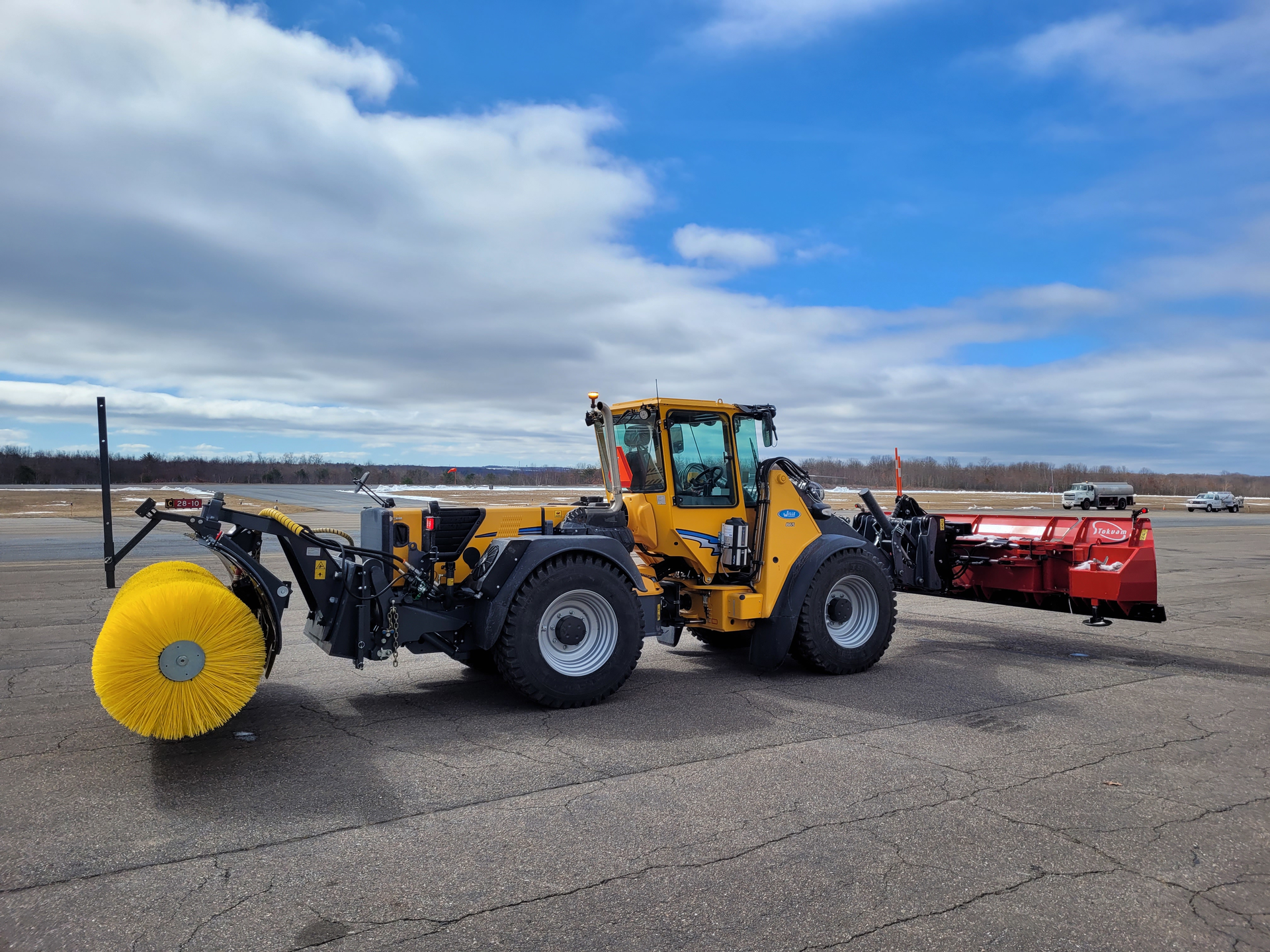 The Willie 865 operates multiple pieces of equipment hydraulically to enhance efficiency on the airfield.
