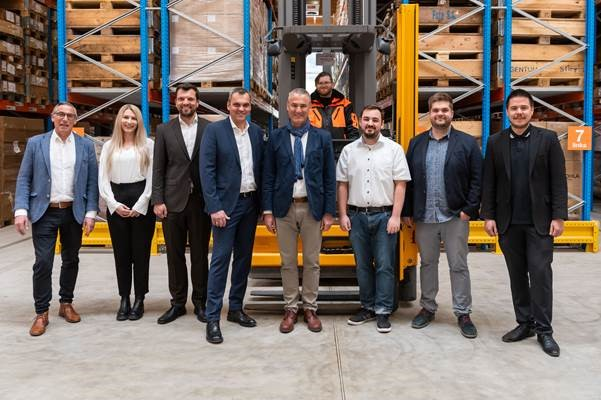 The Gebr&uuml;der Weiss team in Reutte with G&uuml;nter Schmarl, Branch Manager Tyrol (4th from left) and Hannes Mayr, Regional Director West (5th from left).