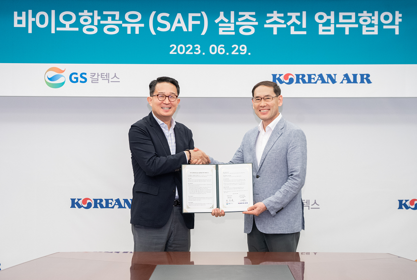 From left to right, Chang-soo Kim, Vice President at GS Caltex, and Seong Bae Cho, Senior Vice President of Procurement at Korean Air