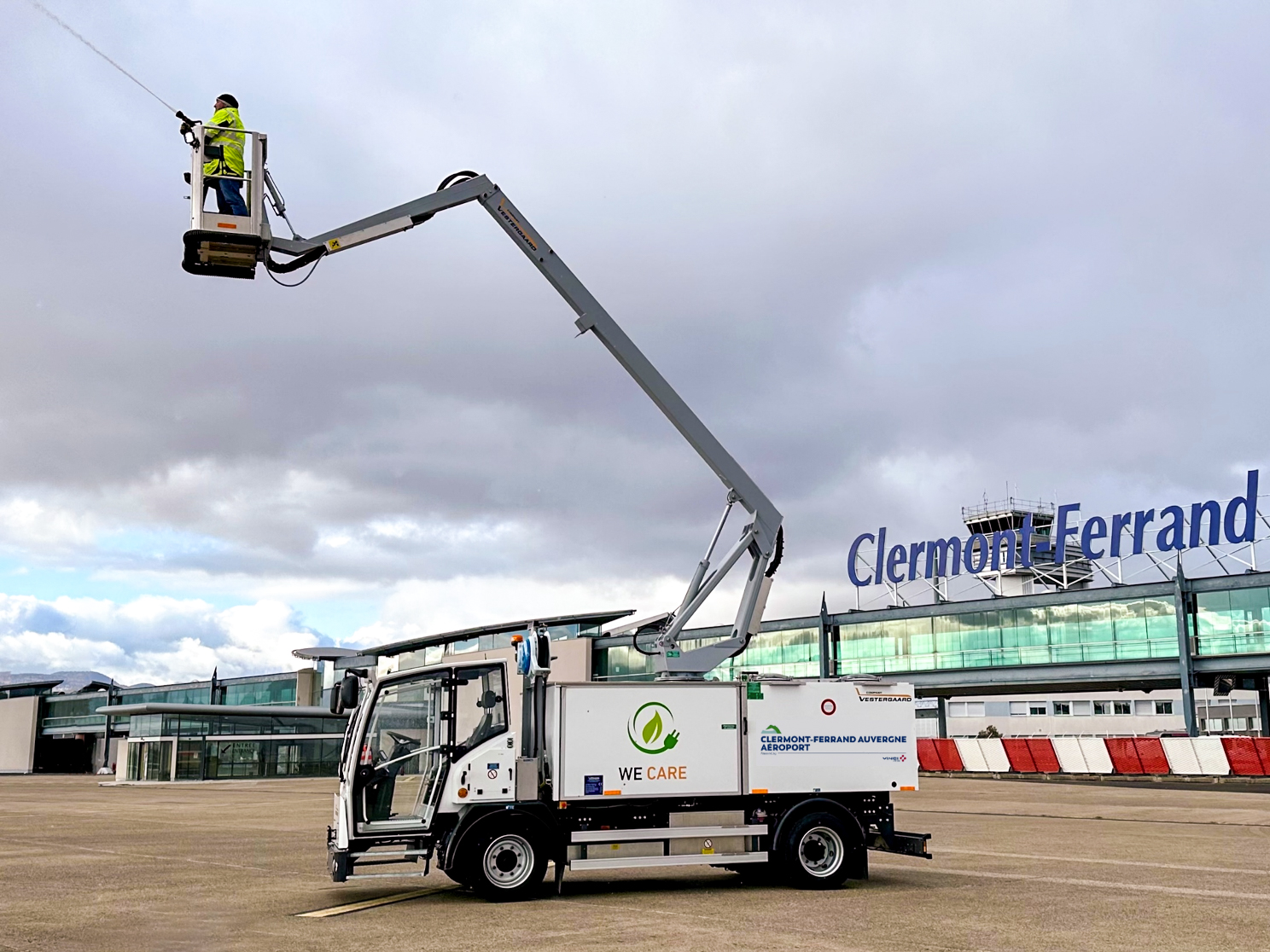 The e-Mini MY Lite delivered to A&eacute;roport Clermont-Ferrand has a 40 kwh battery and can handle 8-12 deicings depending on rate of contamination/fluid needs and can drive 40-75 km on a single charge.