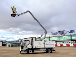 The e-Mini MY Lite delivered to Aéroport Clermont-Ferrand has a 40 kwh battery and can handle 8-12 deicings depending on rate of contamination/fluid needs and can drive 40-75 km on a single charge. The e-Mini MY Lite delivered to Aéroport Clermont-Ferrand has a 40 kwh battery and can handle 8-12 deicings depending on rate of contamination/fluid needs and can drive 40-75 km on a single charge.