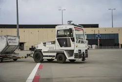 The aim of the autonomous vehicle trial at FRA was to determine whether – and under what conditions – the driverless tractor could support regular baggage and cargo operations on the apron. The aim of the autonomous vehicle trial at FRA was to determine whether – and under what conditions – the driverless tractor could support regular baggage and cargo operations on the apron.