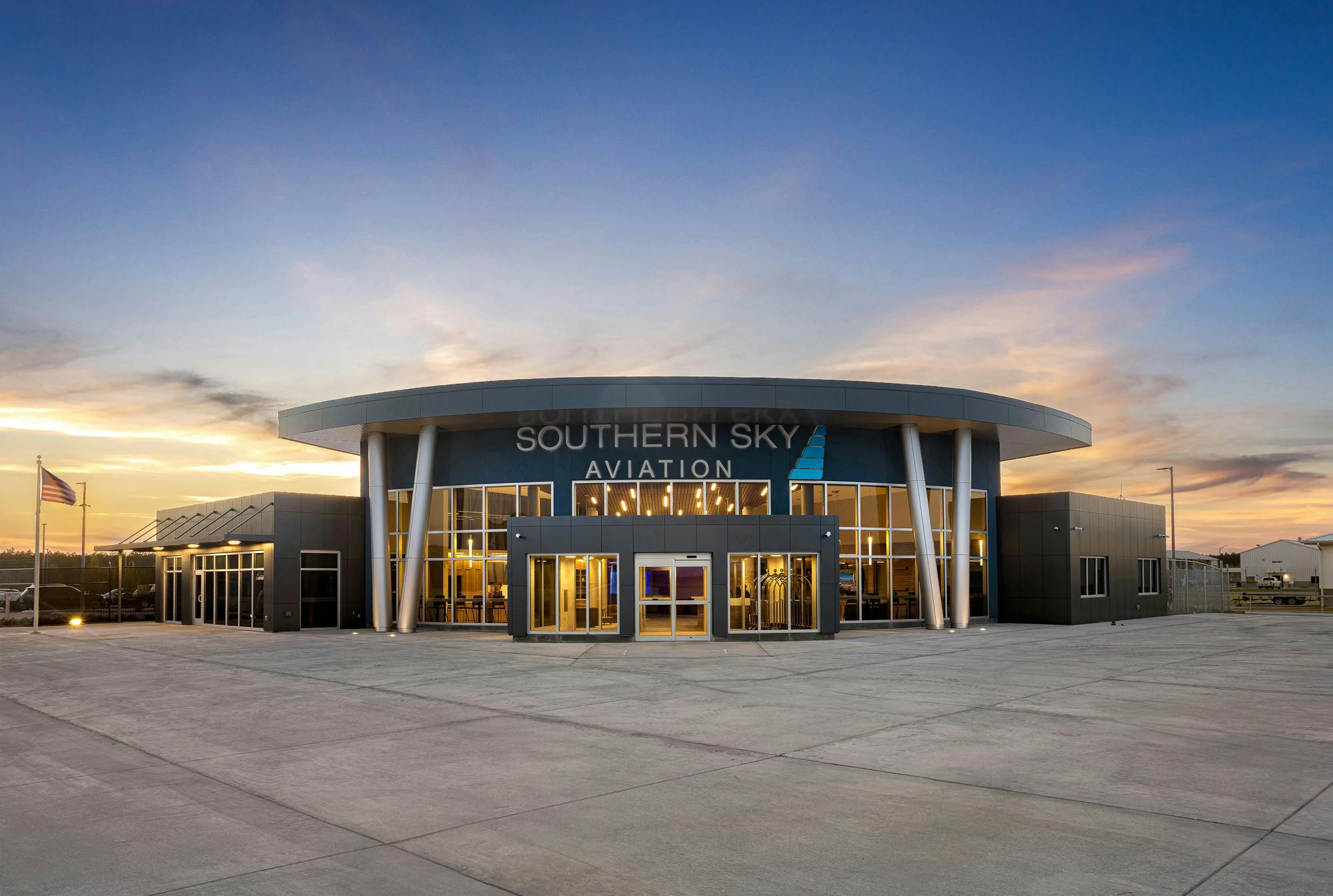 The project began in late 2021 and throughout the development, Goodwyn Mills Cawood (GMC) collaborated closely with Southern Sky Aviation to create a luxurious and high-end facility that seamlessly blends form and function.