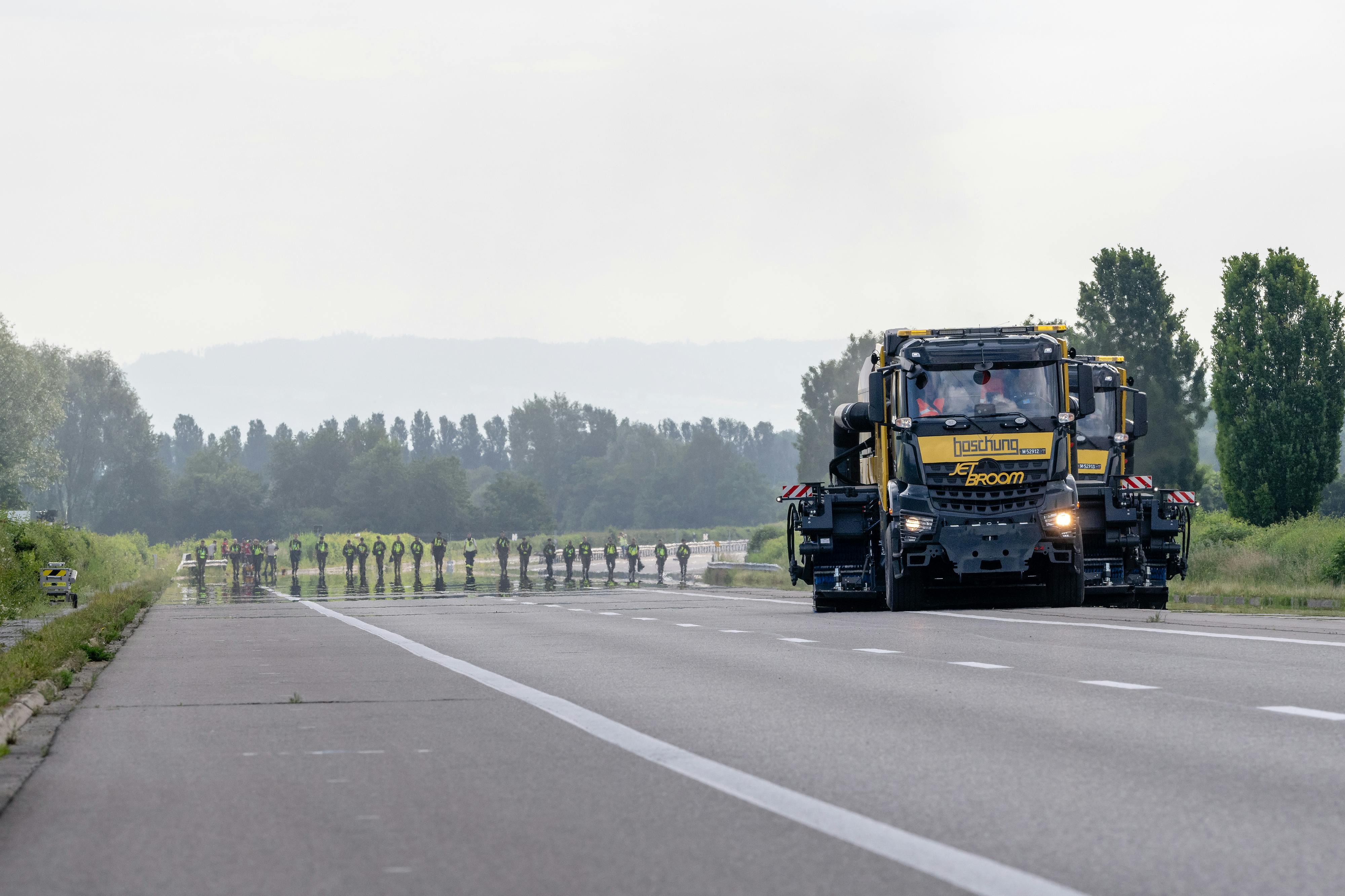 The Boschung Jetbroom 10000 is renowned for its multifunctionality, serving as a high- performance vehicle for both winter and summer runway clearing.