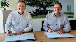 Matthias Ruppel, CEO Goldhofer AG (left) and Jörg Abel, Managing Director EFM (right) sign the contract Matthias Ruppel, CEO Goldhofer AG (left) and Jörg Abel, Managing Director EFM (right) sign the contract