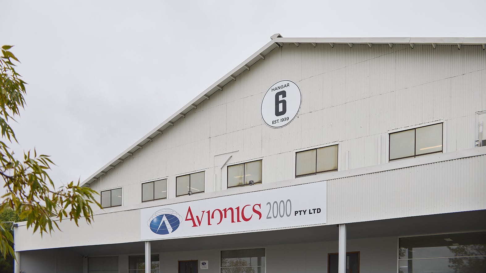 68f00169eaa70bc2177d5d16 Avionics2000au41